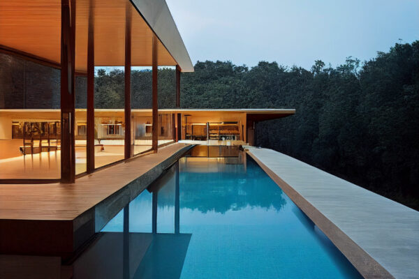 The Wizzward Residence was constructed by a team of local Brazilian contractors. The exterior walls of the home are composed of concrete blocks that were cast on site. The interior walls are drywall with a layer of insulation in between. The floors are made up of polished concrete with radiant heating throughout.